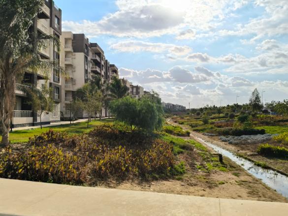 شقه للبيع بمدينتي بتسهيلات علي7سنوات b12 مساحه106م علي مجري 